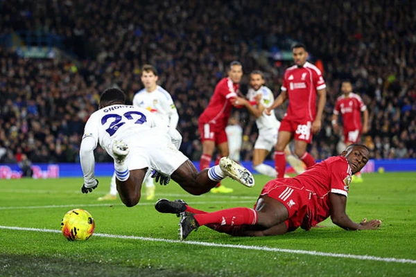 English Championship. Liverpool failed to beat Leeds, leading 2:0