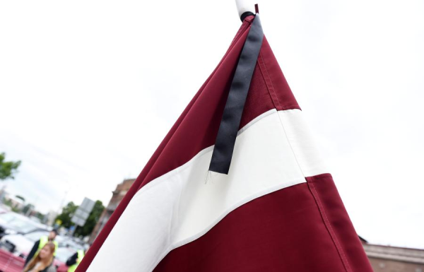 Readers ask: why are there flags with mourning ribbons on houses today ...