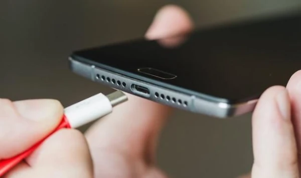 How to Properly Clean Your Smartphone Charging Port