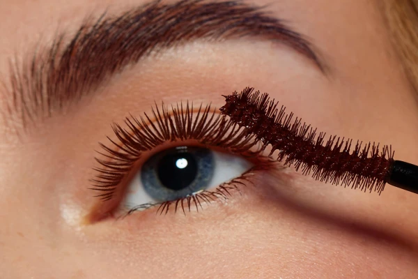 Gray, Brown, Burgundy: Choosing Colored Mascara for Winter