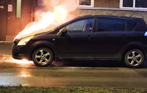 "It was pointless to do anything": a car suddenly caught fire near a high-rise building in Kengarags