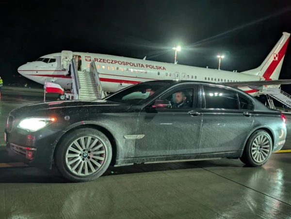 Diplomatic Scandal: The President of Poland Was Greeted at the Airport in Latvia in a Dirty Car