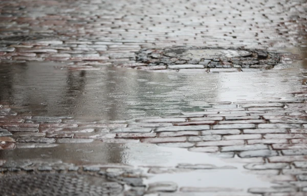 Between a Cyclone and an Anticyclone - About the Weather on Monday