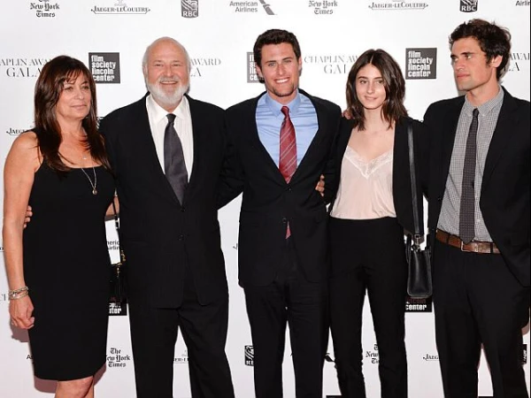 Мишель и Роб Райнеры слева, Ник Райнер справа.