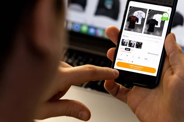 От нечего делать так и тянет купить какую-нибудь тряпицу.