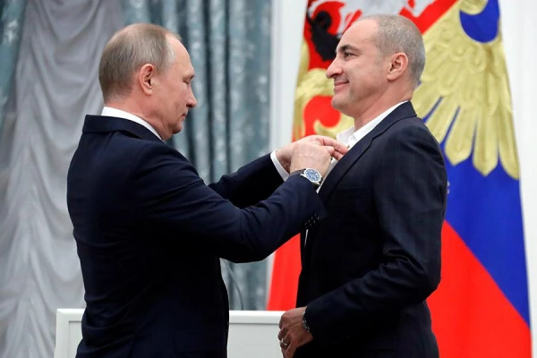 Михаил Борисович не постеснялся принять награду от Путина.