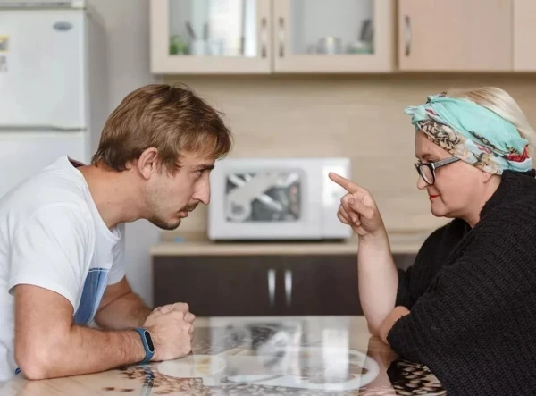 Should You Cut Off Communication with Toxic Relatives: Recommendations from a Family Therapist