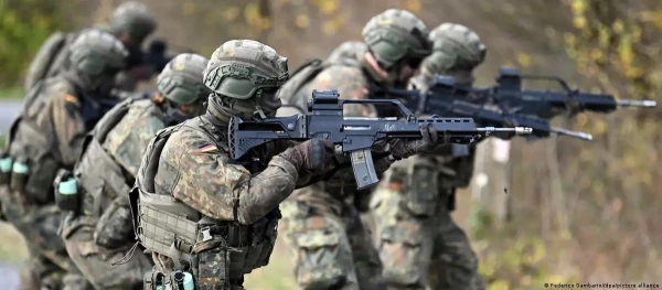 "По выжженной равниине, за метром метр, идут по Украине солдаты группы "Центр".