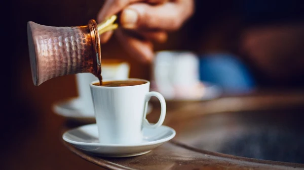 Smokers urged to give up coffee on an empty stomach