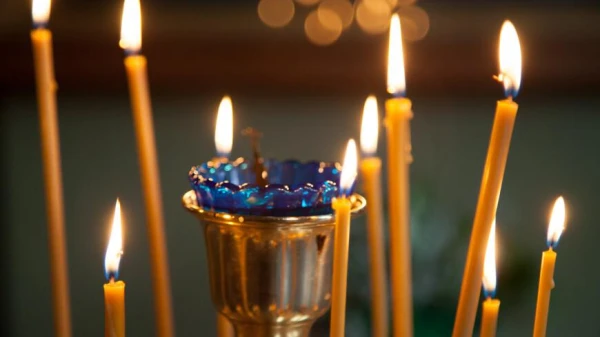 Why is it customary to light candles on Christmas?