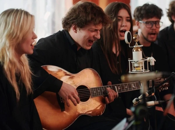 Группа "Бонд с кнопкой" стала сенсацией.