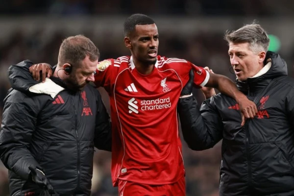 Arne Slot spoke about how long Liverpool forward Alexander Isak will be out after his leg fracture