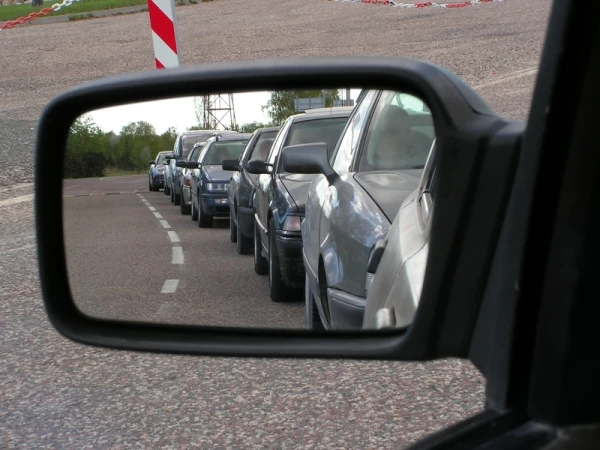 Collecting signatures for the abolition of the vehicle operation tax for individuals