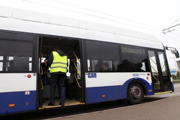 Drunks are not touched, but children are kicked off: parents raise alarm over the actions of controllers