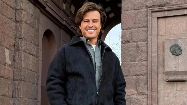 Многие женщины России жаждут пообщаться с красавцем.