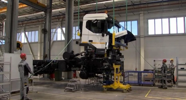 В сборочном цеху предприятия.