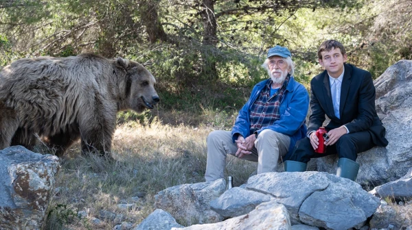 Кадр из фильма «Человек, который видел медведя, который видел человека», режиссер Пьер Ришар.
