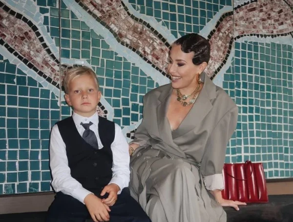 Излюбленный мамин сын.