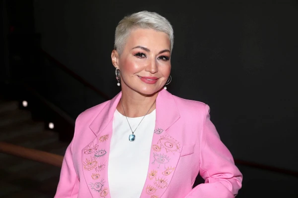 По-прежнему яркая, эстрадная, звезда.