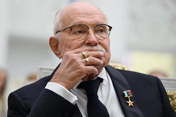 Putin was doused with red wine! Mikhalkov was afraid to reveal the details