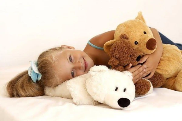 Can a child sleep with a soft toy?