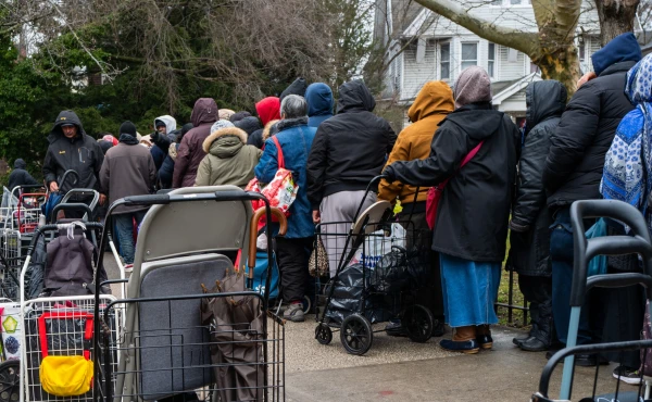 В очереди за бесплатной едой.