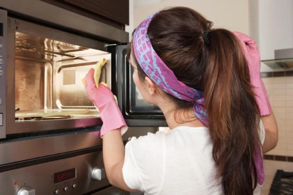 Cleaning the Microwave Effortlessly: 4 Ways to Combat Stubborn Grease
