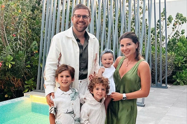 С любимой семьей.