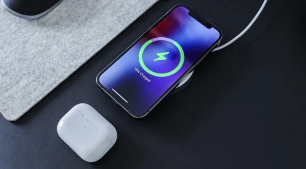 The Correct Way to Charge an iPhone Described