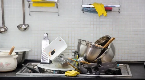 How long can you leave dishes in the sink without harming your health?