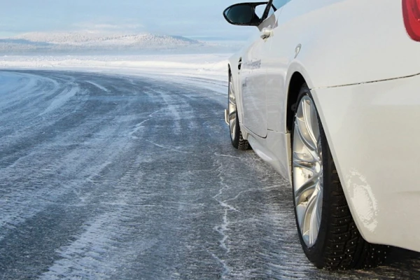 The Driver's First Reaction to Icy Roads: What Not to Do