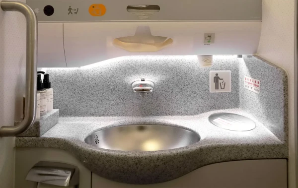 Этих раковин касаются сотни людей со своими понятиями  о чистоте.