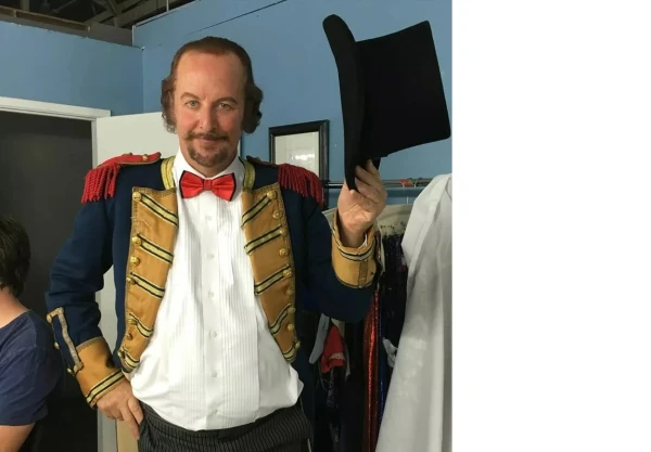 Этот ловкий господин выходит из всех передряг.