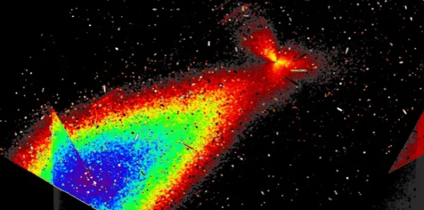 Видна структура из трех струй с заметным антихвостом в направлении Солнца (в левом нижнем углу).