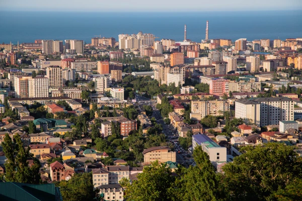 Город на берегу Каспийского моря стремительно растет.