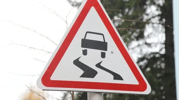 How Electric Cars Perform on Icy Roads: What Drivers Need to Know