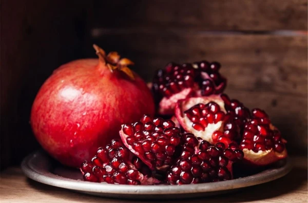 Is it safe to eat pomegranate seeds and how does it affect health