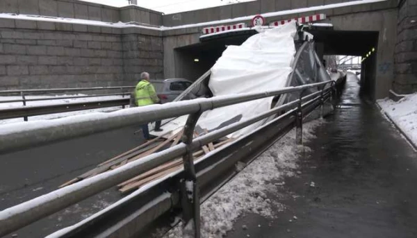The Bridge is Too Low, and the Navigation 'Lies': Truck Driver Describes How He 'Got Stuck' Under the Stone Bridge