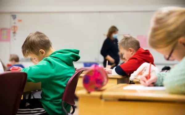 Войну обсуждают, если дети сами затрагивают этот вопрос, а мультикультурная среда делает такие разговоры безопасными.