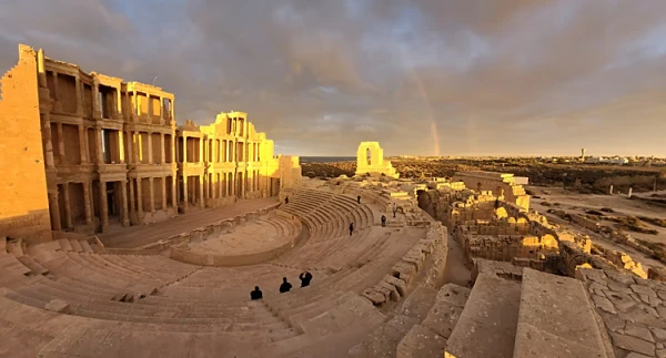 Из-за античных руин может выглянуть и совсем недавнее прошлое.