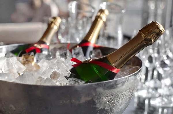 Sommelier: Cooling Champagne in the Freezer is Not Only Harmful to the Drink, but Also Dangerous