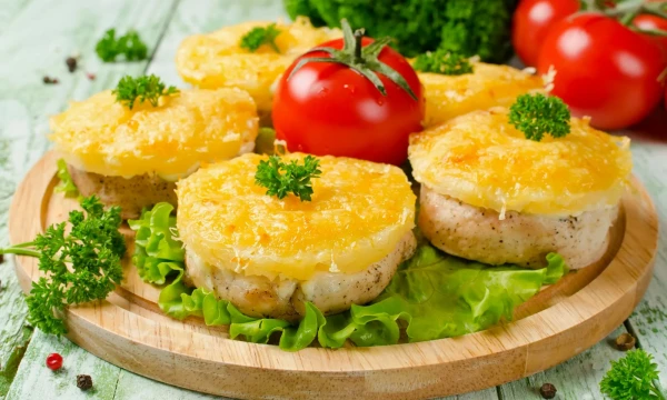 Chicken Cutlets with Pineapples and Melted Cheese: A Quick and Unusual Dinner