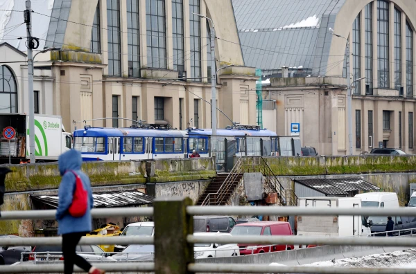 In the vegetable pavilion of the Central Market, fruits and vegetables were promised, but industrial goods still dominate