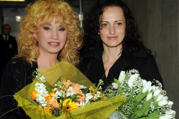 Любимая доченька Лала вся в маму.