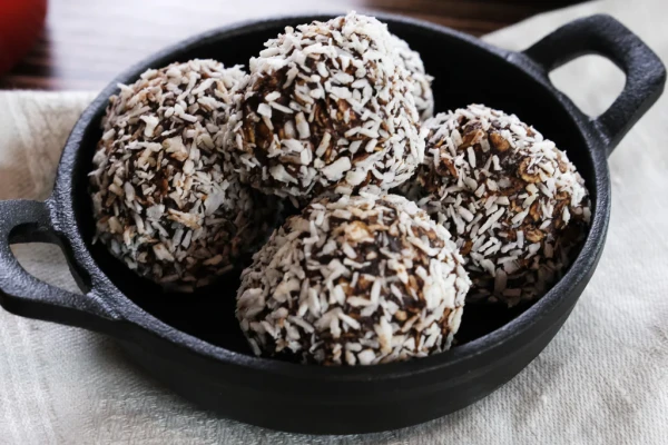 Healthy Snack: Prune Balls with Flax Seeds