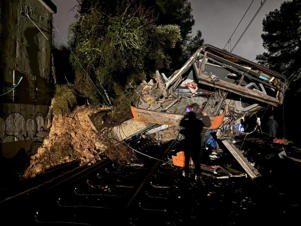 Another train accident in Spain: a wall collapsed on it
