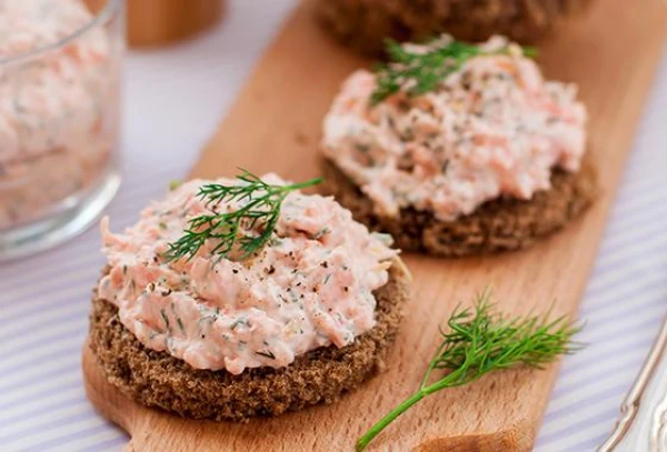 With such a snack, caviar is not needed: quick, tasty, beautiful!