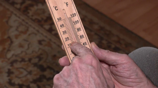 In the apartment of a pensioner in Ilguciems — 15 degrees: the reaction of the management company outraged Rigan residents