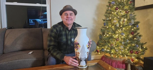 An American bought it for $3, will sell it for $5000: the Latvian museum has no money to buy the vase