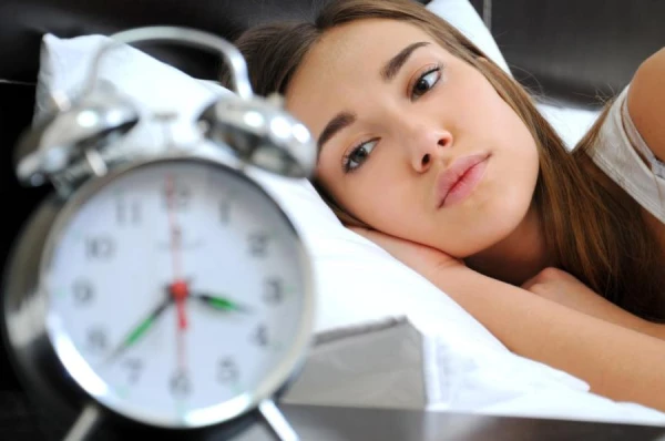 A sleep specialist explained how lack of sleep affects weight gain